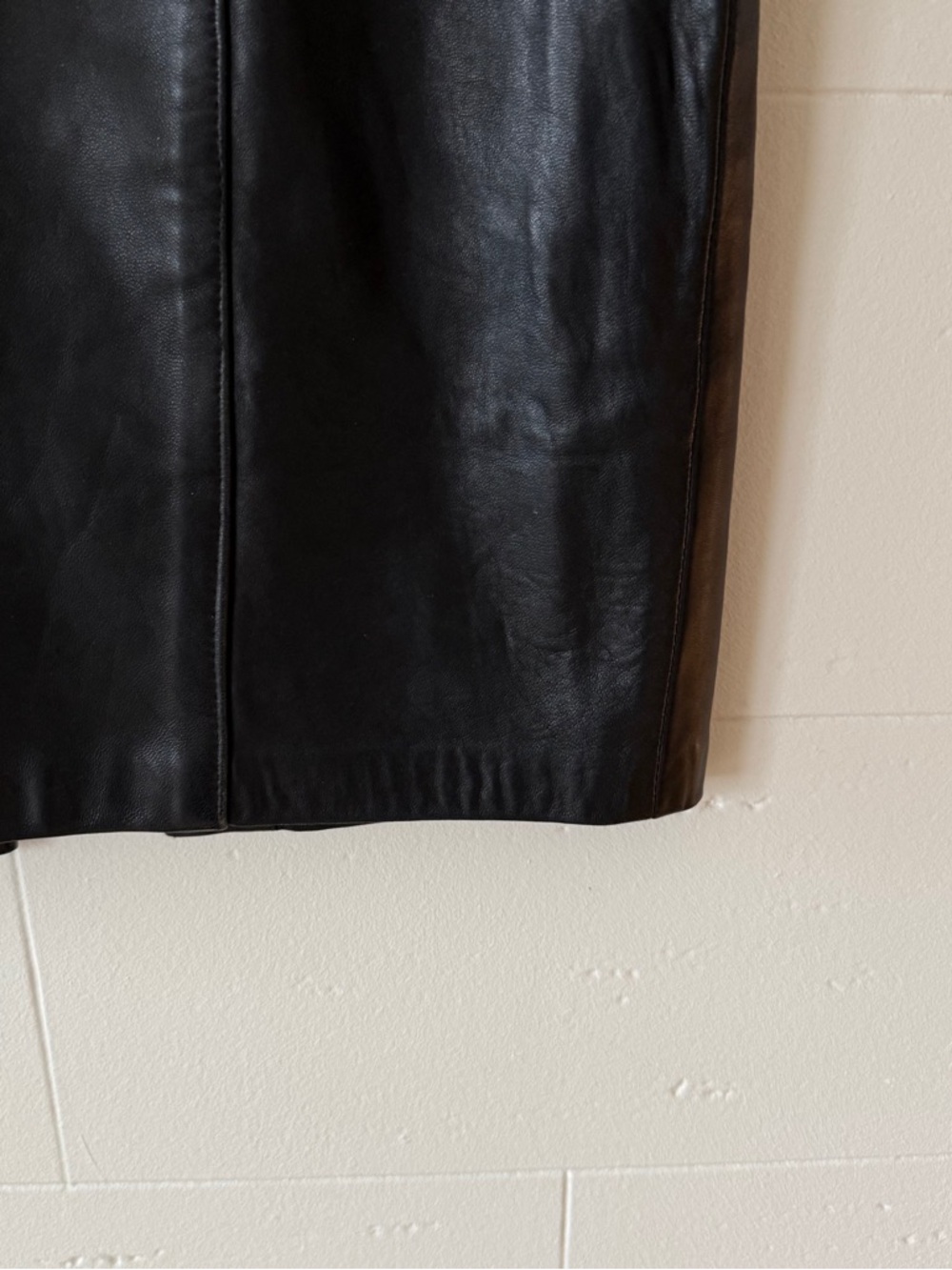 Danier | Classic Black Leather Midi Skirt | Size 8 - Picture 5 of 10
